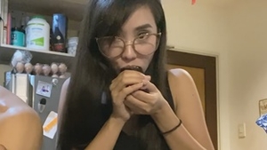 Ganito pala kumain si alodia ng Sushi